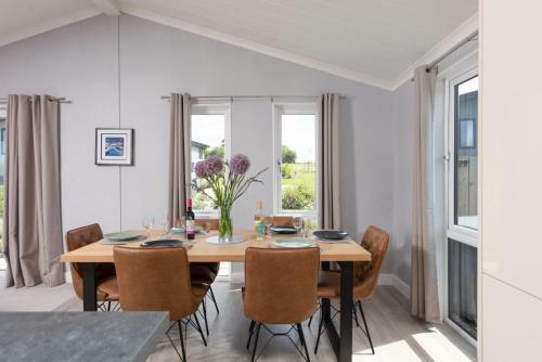 Clover Lodger, 32 Roadford Lake Lodges, Lifton