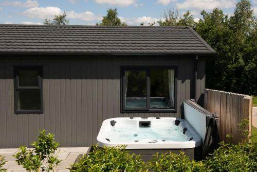 Juniper Lodge, 28 Roadford Lake Lodges