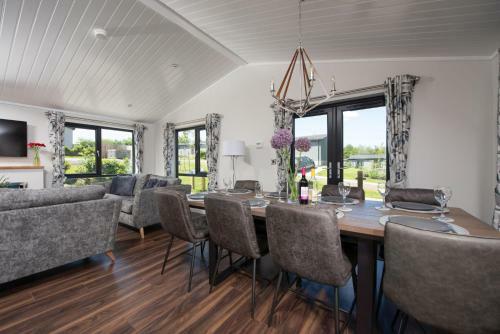 Juniper Lodge, 28 Roadford Lake Lodges