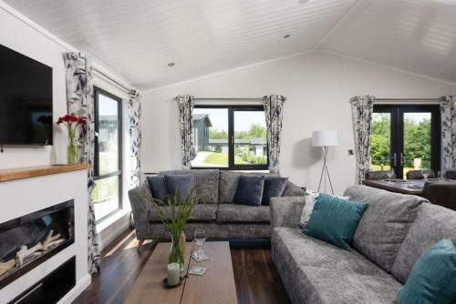 Juniper Lodge, 28 Roadford Lake Lodges