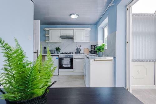 Apartamento Family Friendly 3-bed Home With Free Parking On Site