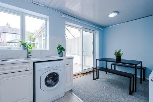 Apartamento Family Friendly 3-bed Home With Free Parking On Site