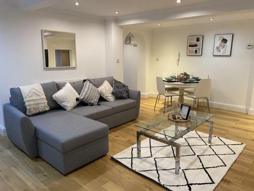 Modern & Spacious Leeds City Centre Apartment With Parking - Sleeps 5
