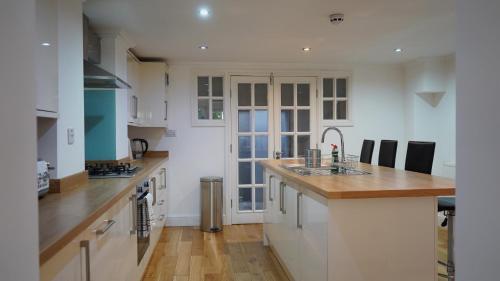Modern & Spacious Leeds City Centre Apartment With Parking - Sleeps 5