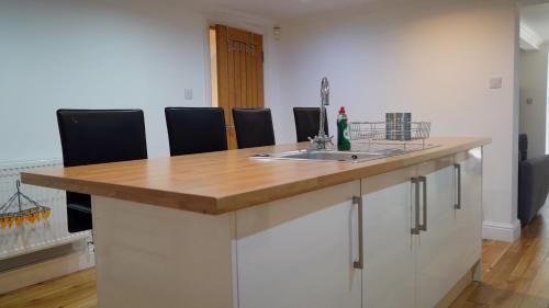 Modern & Spacious Leeds City Centre Apartment With Parking - Sleeps 5