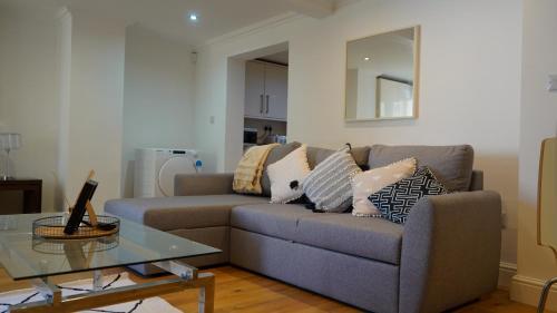 Modern & Spacious Leeds City Centre Apartment With Parking - Sleeps 5