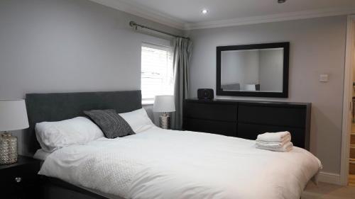 Modern & Spacious Leeds City Centre Apartment With Parking - Sleeps 5