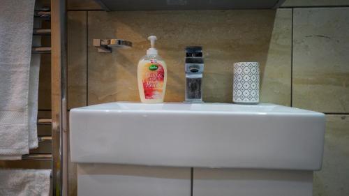 Modern & Spacious Leeds City Centre Apartment With Parking - Sleeps 5