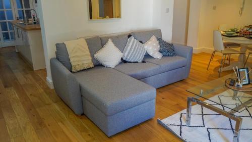 Modern & Spacious Leeds City Centre Apartment With Parking - Sleeps 5