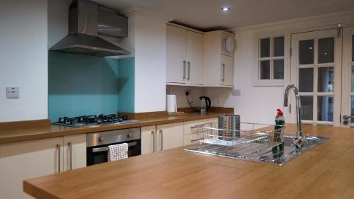 Modern & Spacious Leeds City Centre Apartment With Parking - Sleeps 5