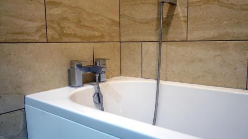 Modern & Spacious Leeds City Centre Apartment With Parking - Sleeps 5