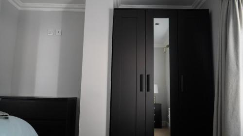 Modern & Spacious Leeds City Centre Apartment With Parking - Sleeps 5