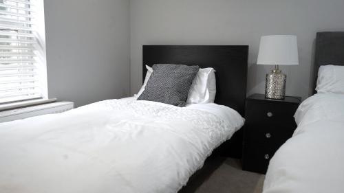 Modern & Spacious Leeds City Centre Apartment With Parking - Sleeps 5