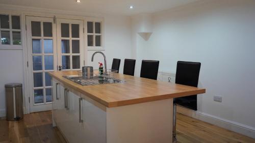Modern & Spacious Leeds City Centre Apartment With Parking - Sleeps 5