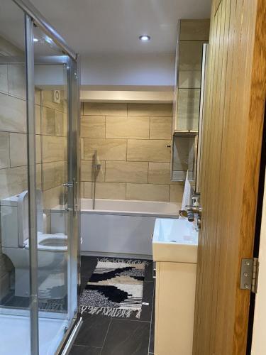 Modern & Spacious Leeds City Centre Apartment With Parking - Sleeps 5