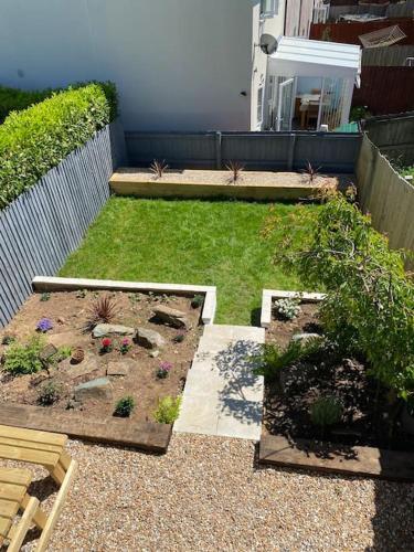 Stylish 3 Bed Home With Allocated Parking For 2