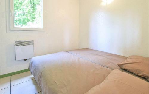 Nice Home In Colleville With Wifi And 2 Bedrooms #073
