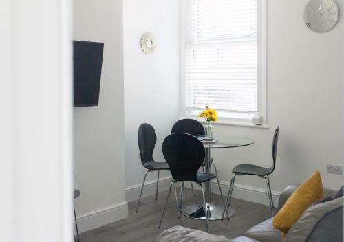Boaler House, Modern 4 Bed House With Parking Sleeps 8