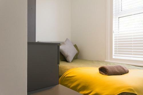 Boaler House, Modern 4 Bed House With Parking Sleeps 8