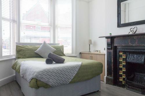 Boaler House, Modern 4 Bed House With Parking Sleeps 8