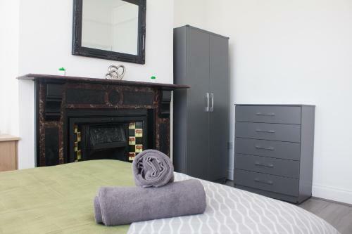 Boaler House, Modern 4 Bed House With Parking Sleeps 8