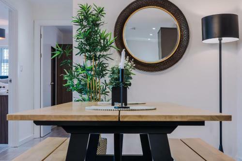 Host Apartments - The Rodney St Courtyard