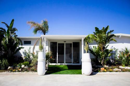 Hostal Aurora Beach & Suite