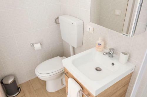 [downtown Selinus] Bright Apartment With Courtyard