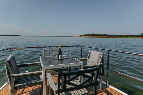 Domki Na Wodzie - Houseboats - Delfin