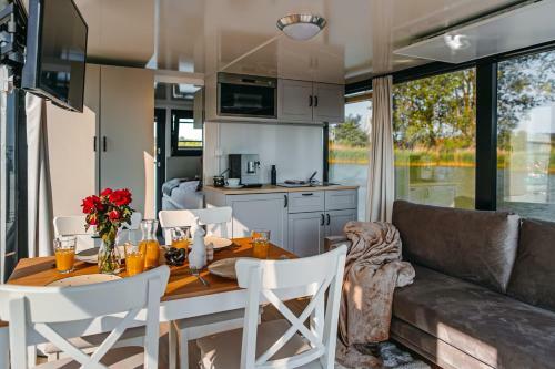 Domki Na Wodzie - Houseboats - Delfin