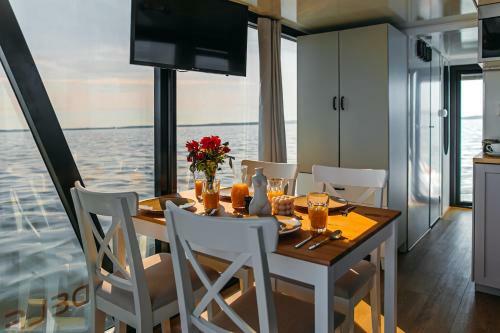 Domki Na Wodzie - Houseboats - Delfin