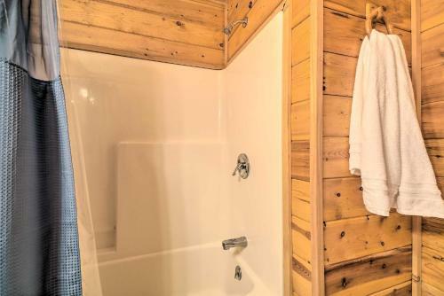Charming Cabin Less Than 3 Mi To Dale Hollow Lake!