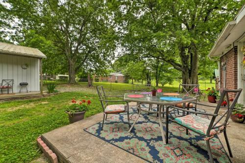 Cheerful Grand Rivers Cottage, Half Mi To Lake