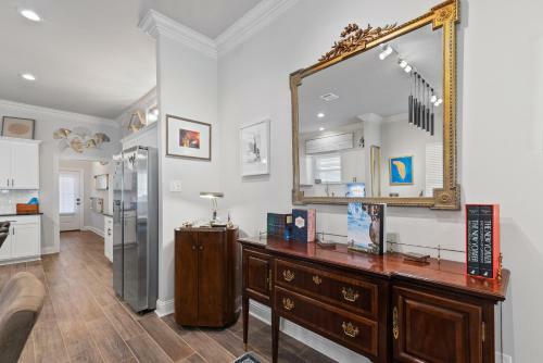 Modern Regional Art Gallery Home! - Spacious & New