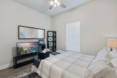 Modern Regional Art Gallery Home! - Spacious & New