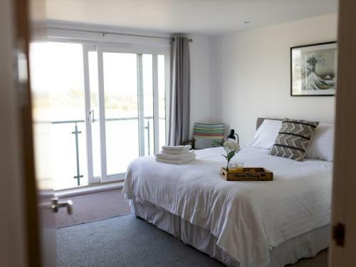 Pass The Keys Galwad-y-m�r Stunning Apartment On Llanelli Coast