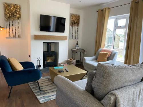 Peak View - Log Burner, Peak District Village, Parking, Walks