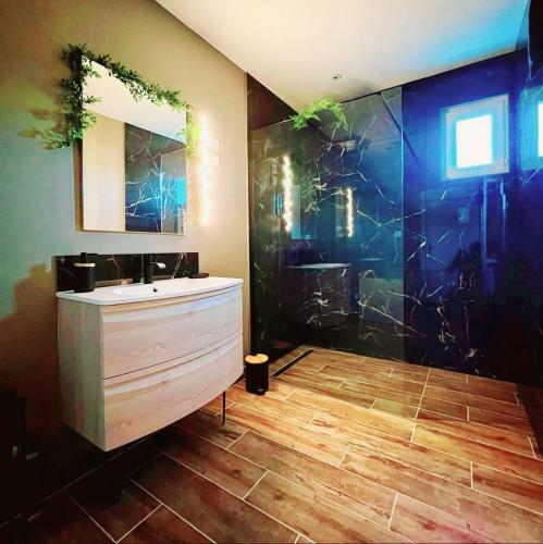 A Fleur De Spa : Maison Chaleureuse Avec Spa Privatif Et Billard.