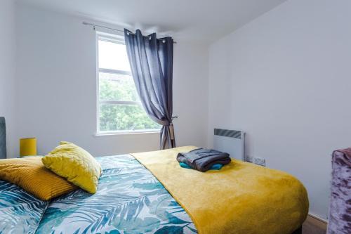 Large Central Manchester Apartment - Sleeps 10