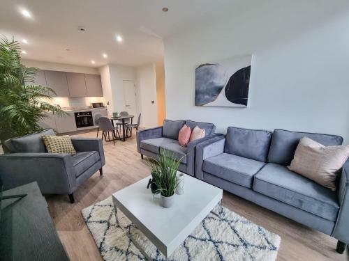 Stunning 4-bedroom Townhouse With Free Parking