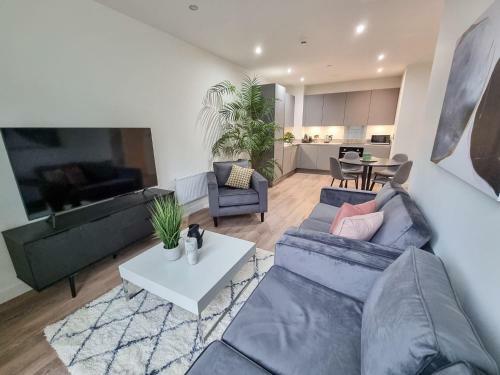 Stunning 4-bedroom Townhouse With Free Parking