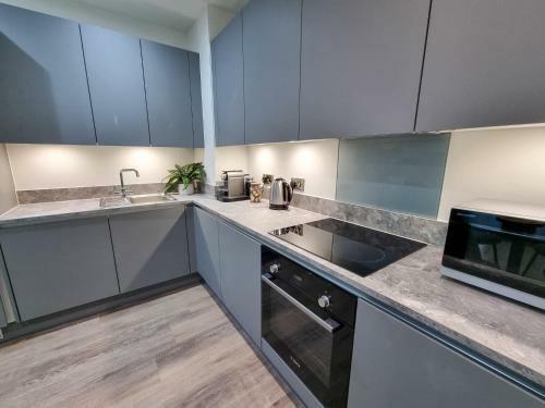 Stunning 4-bedroom Townhouse With Free Parking