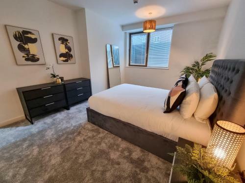 Stunning 4-bedroom Townhouse With Free Parking