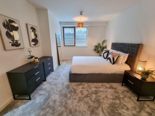 Stunning 4-bedroom Townhouse With Free Parking