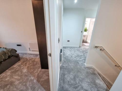 Stunning 4-bedroom Townhouse With Free Parking