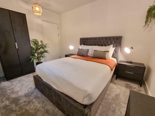 Stunning 4-bedroom Townhouse With Free Parking