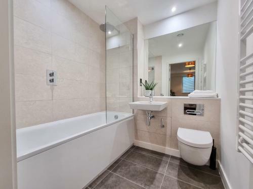 Stunning 4-bedroom Townhouse With Free Parking