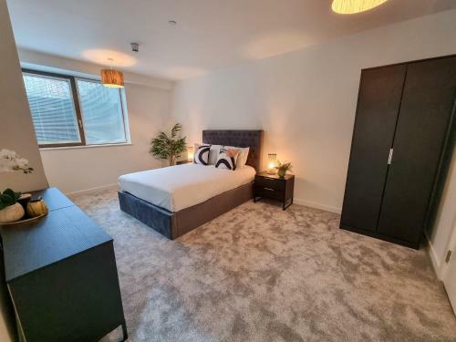 Stunning 4-bedroom Townhouse With Free Parking