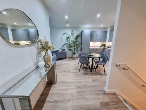 Stunning 4-bedroom Townhouse With Free Parking