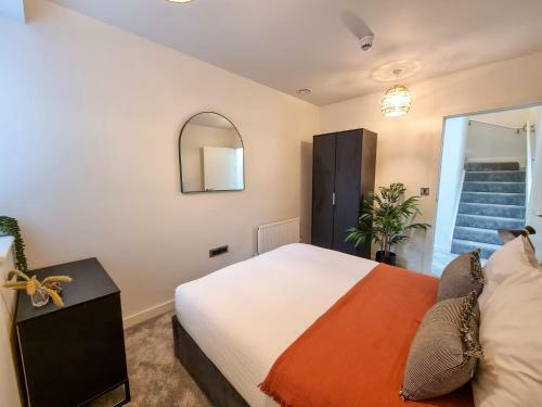 Stunning 4-bedroom Townhouse With Free Parking